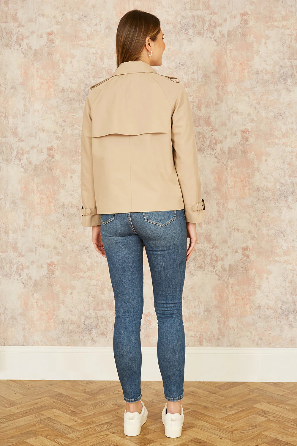 Yumi Beige Cropped Trench Jacket With Pockets and Check Lining - Image 4