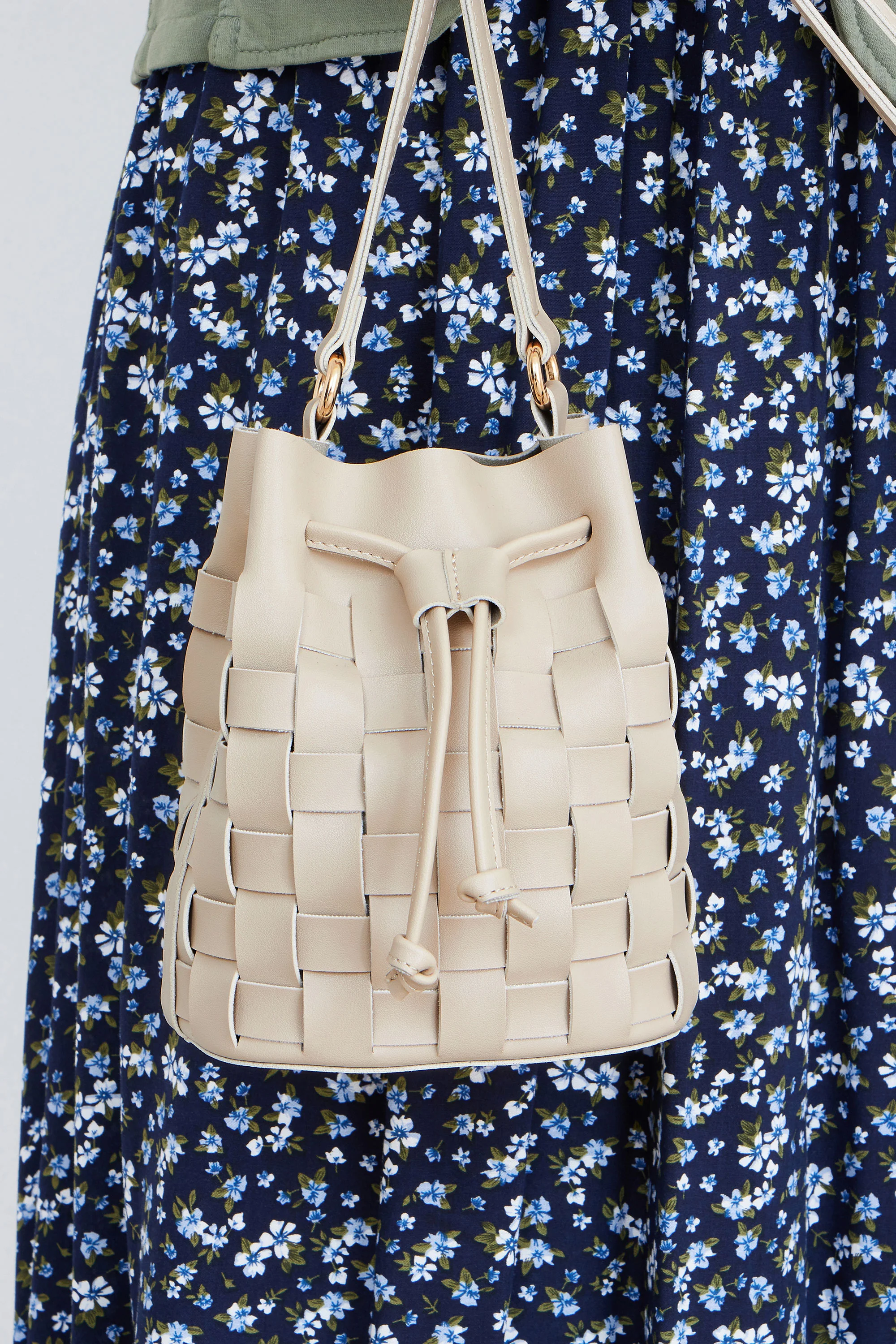 Yumi Beige Woven Bucket Shoulder Bag - Image 2
