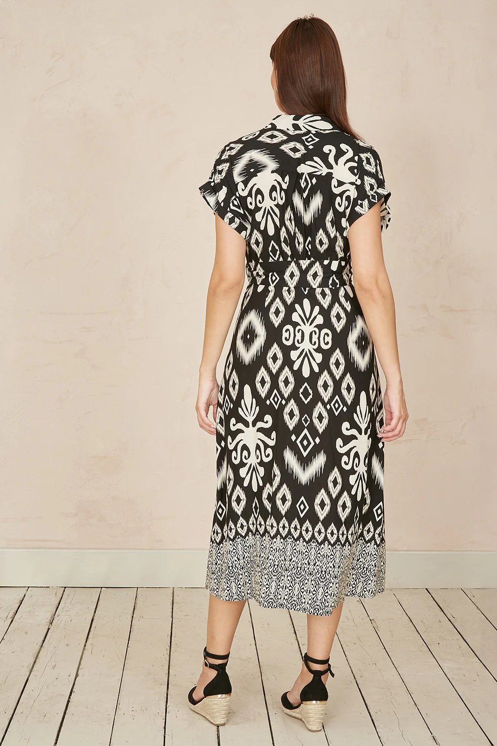 Yumi Black Abstract Geo Print Relaxed Midi Shirt Dress With Belt - Image 4