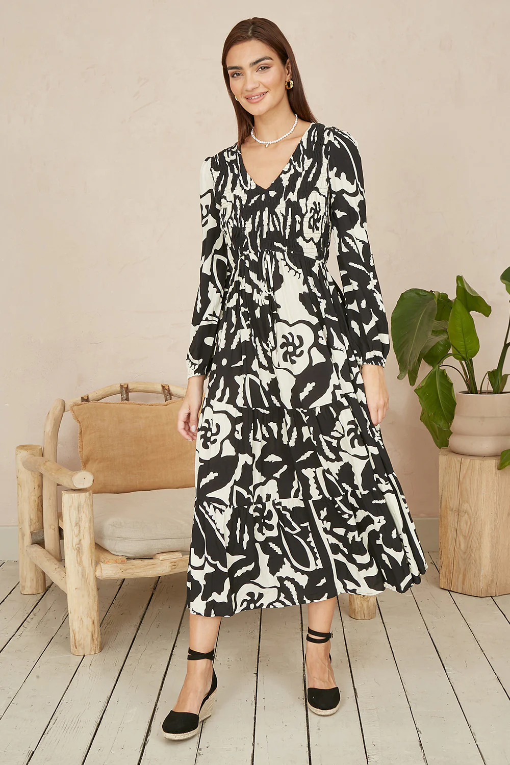 Yumi Black Abstract Print Ruched Midi Dress With Long Sleeves - Image 2