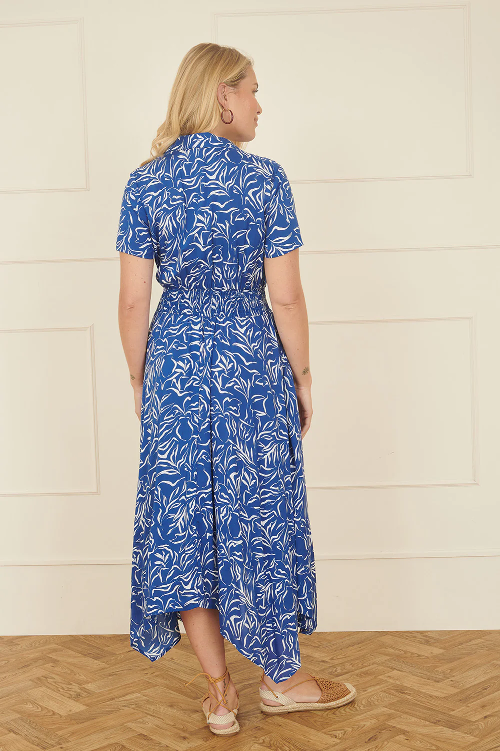 Yumi Blue Leaf Print Dip Hem Midi Shirt Dress - Image 3