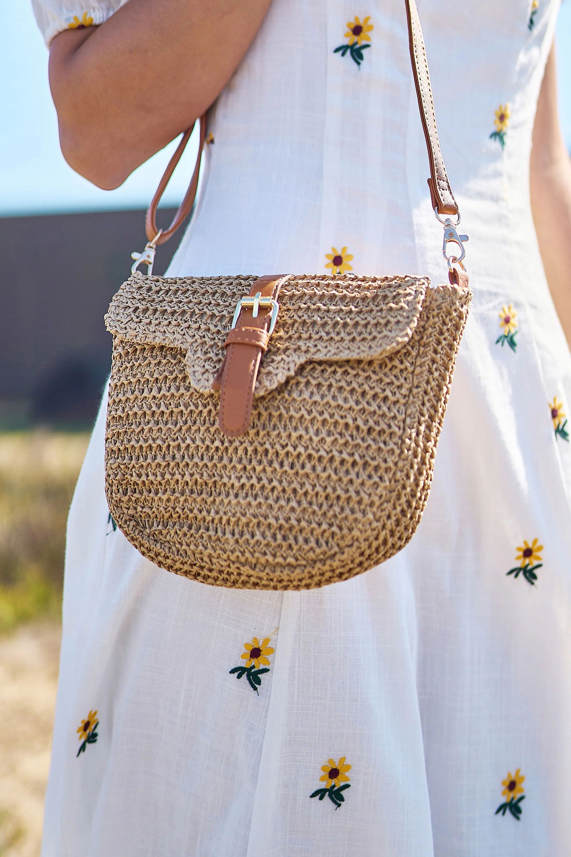 Yumi Brown Woven Rattan Handbag With Buckle - Image 4