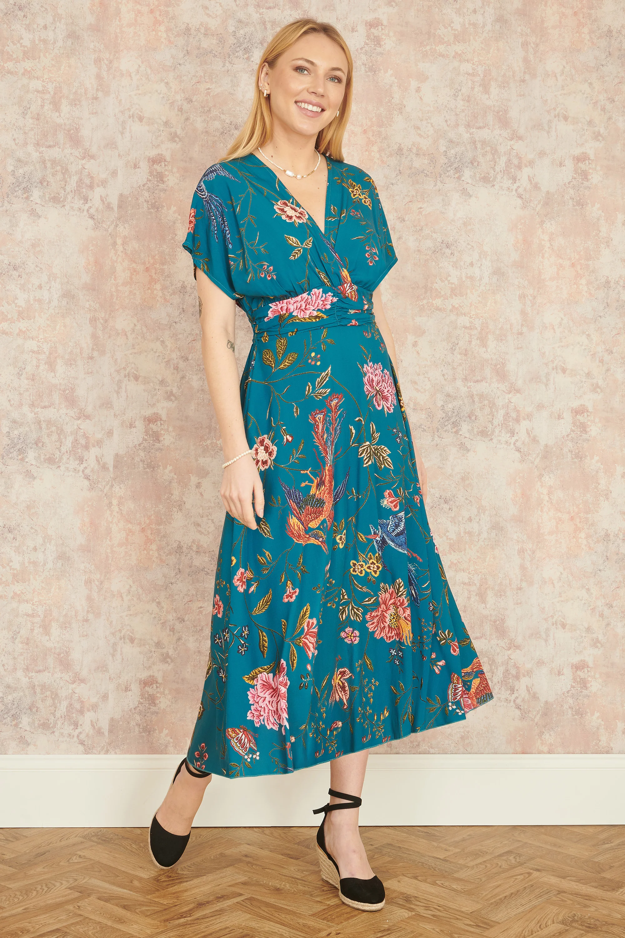 Yumi Teal Bird and Floral Print Ruched Waist Kimono Midi Dress - Image 2