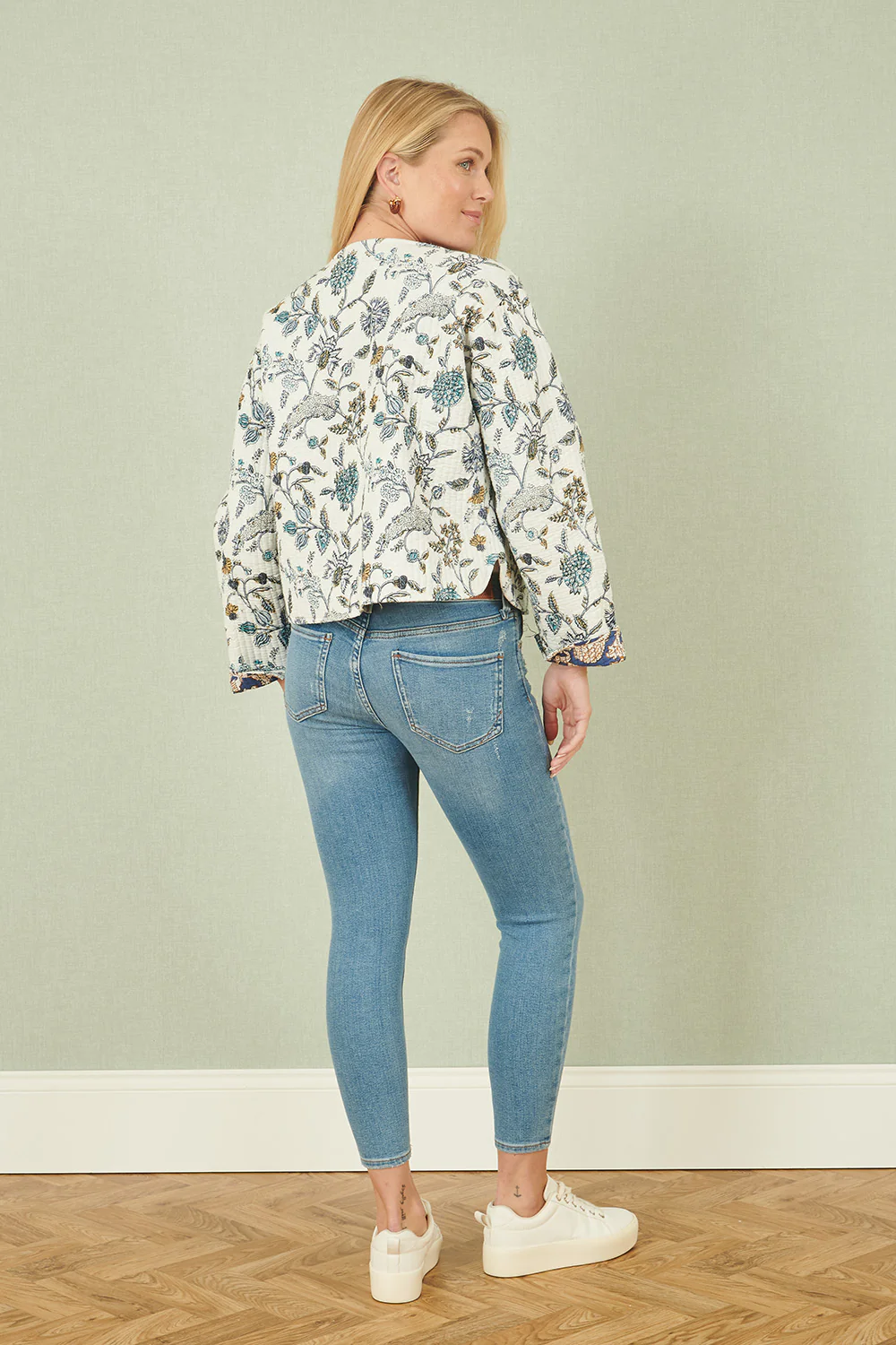 Yumi White Floral Reversible Cotton Quilted Jacket - Image 3