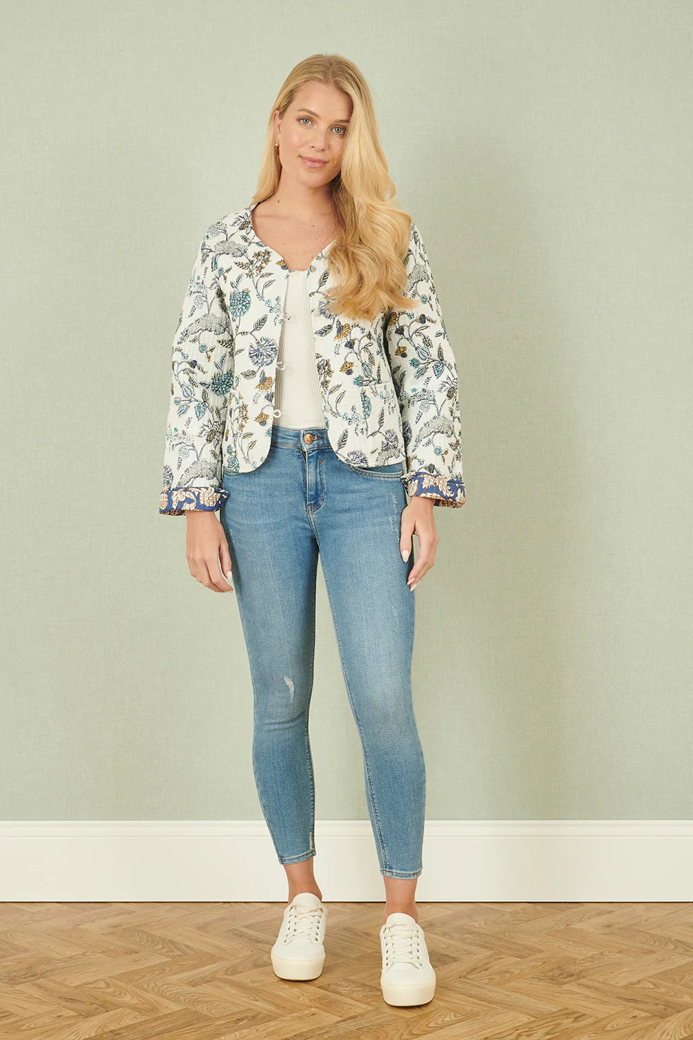 Yumi White Floral Reversible Cotton Quilted Jacket - Image 4