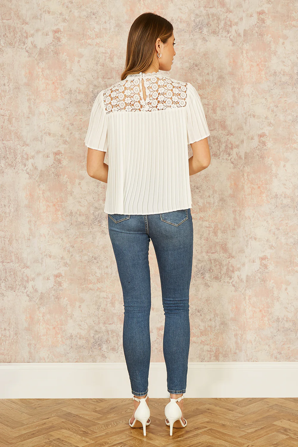 Yumi White Lace Panel Pleated Short Sleeve Top - Image 4