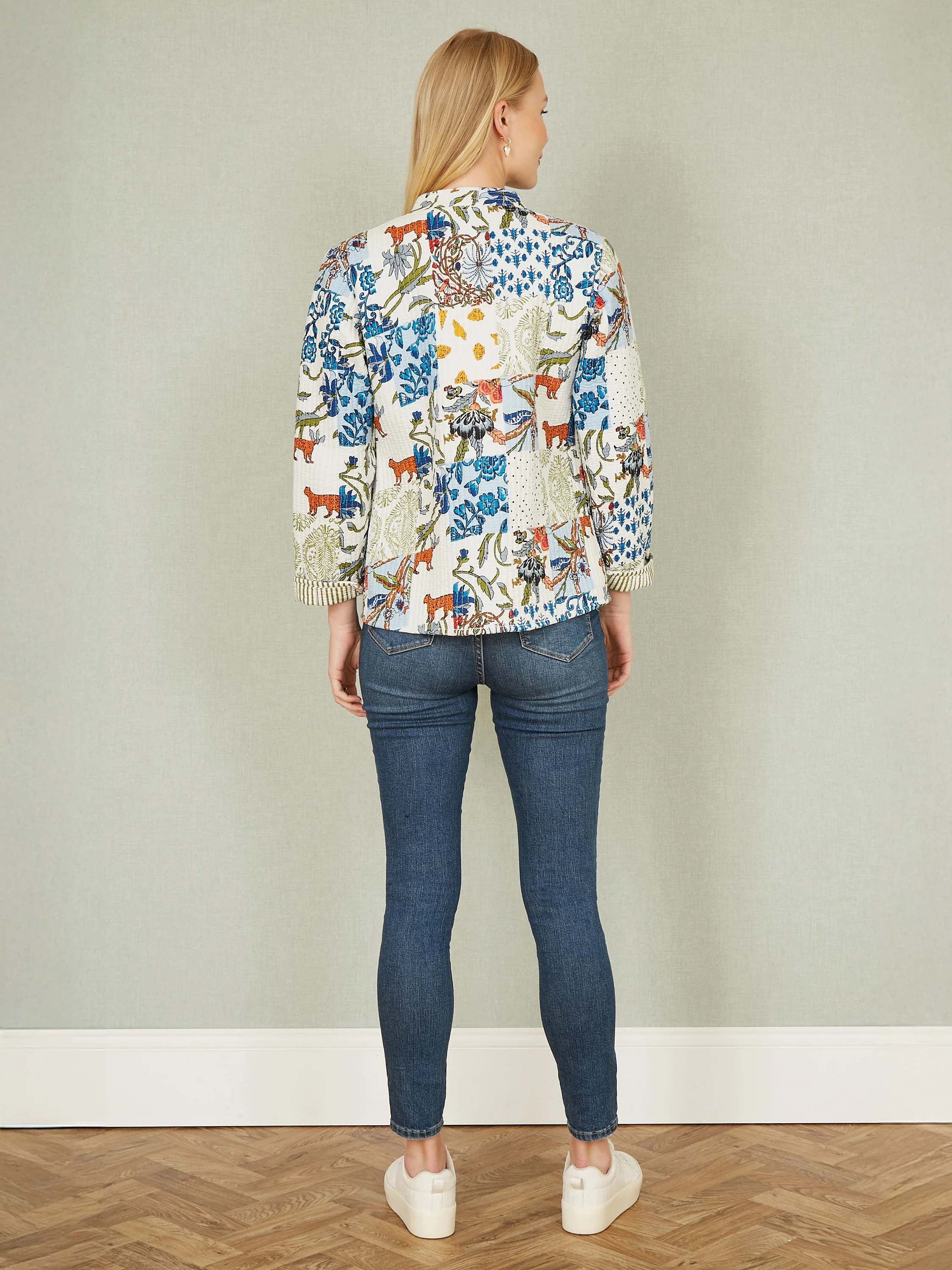 Yumi White Patchwork Print Reversible Cotton Quilted Jacket - Image 5